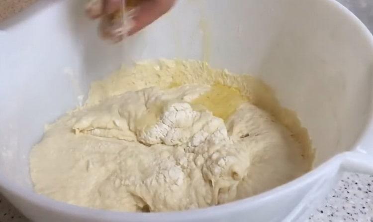 Um Hefekuchen in einer Pfanne zuzubereiten, geben Sie Butter in den Teig