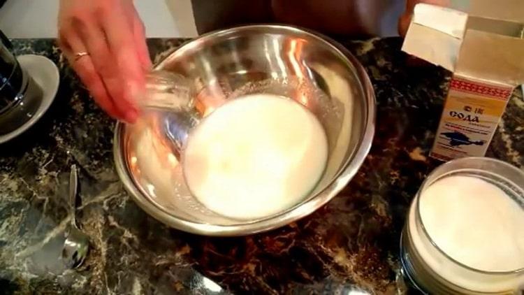 Norėdami gaminti kefyro sūrio pyragus, sumaišykite ingredientus