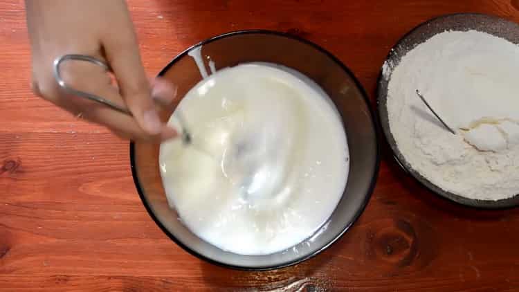 За да направите плоските питки, смесете съставките за тестото.