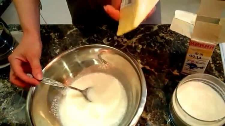 Norėdami gaminti kefyro sūrio pyragus, paruoškite ingredientus