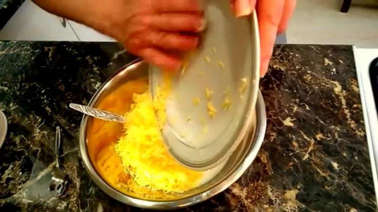 لعمل كعك جبنة الكفير ، أضف الجبنة