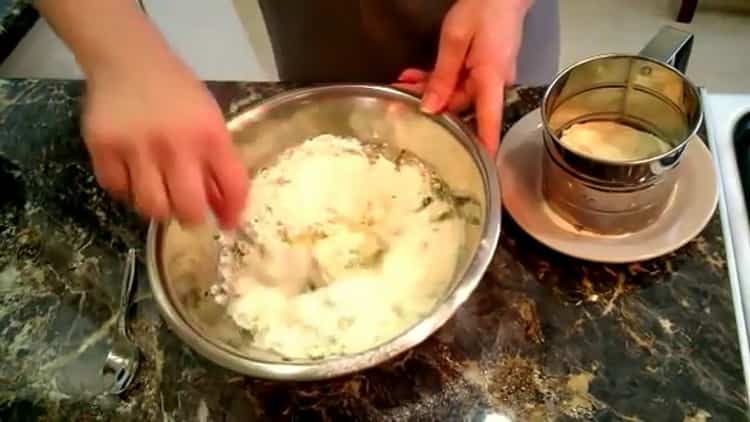 Norėdami paruošti sūrio pyragus ant kefyro, minkykite tešlą