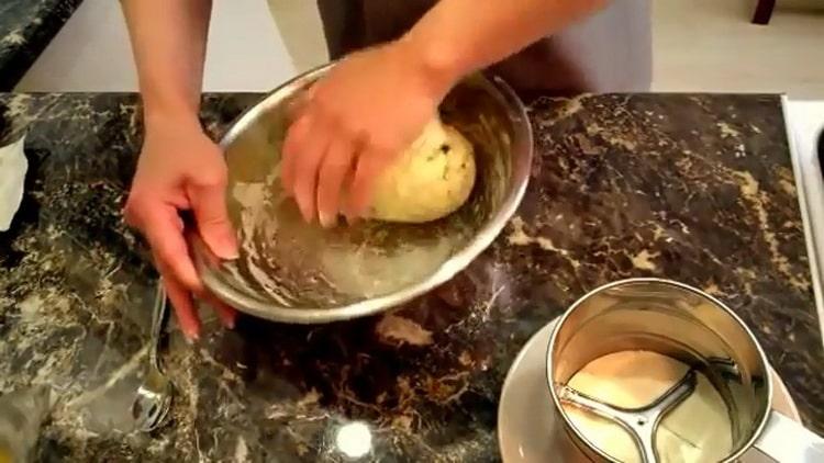 Um Kefirkäsekuchen zuzubereiten, mischen Sie die Zutaten