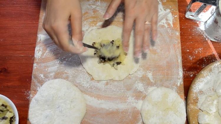 Pasteten mit Kefir gefüllt in einer Pfanne: ein schrittweises Rezept mit Fotos