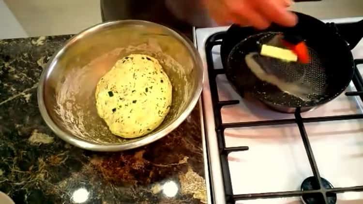 Um Käsekuchen auf Kefir zuzubereiten, erhitzen Sie eine Pfanne