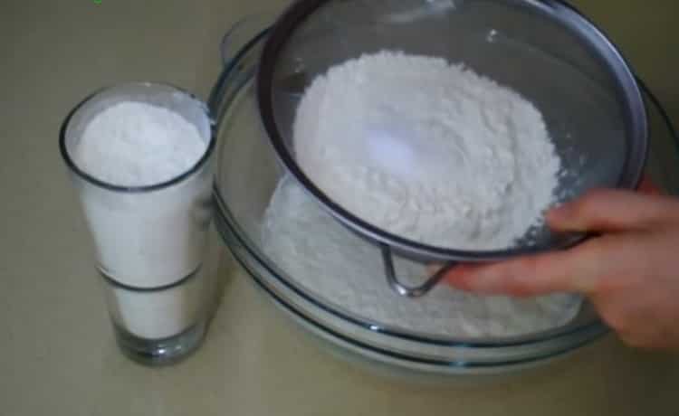 Kefir-sütemény készítéséhez szitáljuk lisztet
