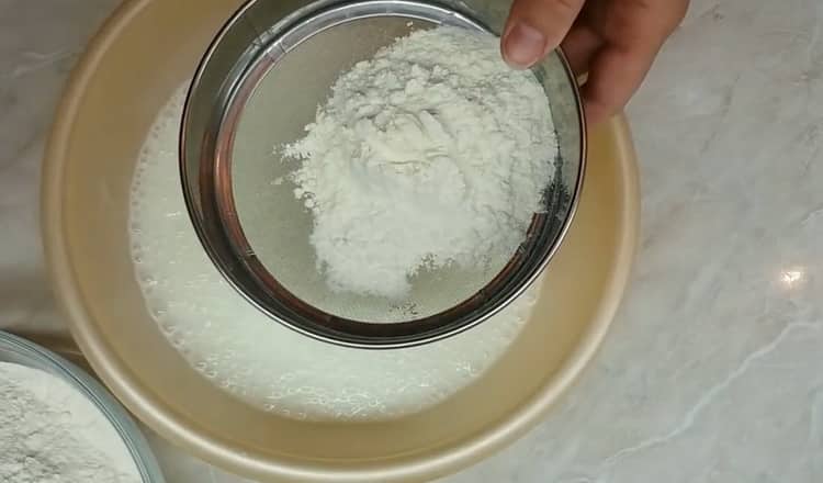 Für die Zubereitung von Kuchen auf Kefir in einer Pfanne das Mehl sieben