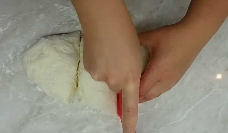 A sütemény elkészítéséhez egy serpenyőben kefírön ossza meg a tésztát