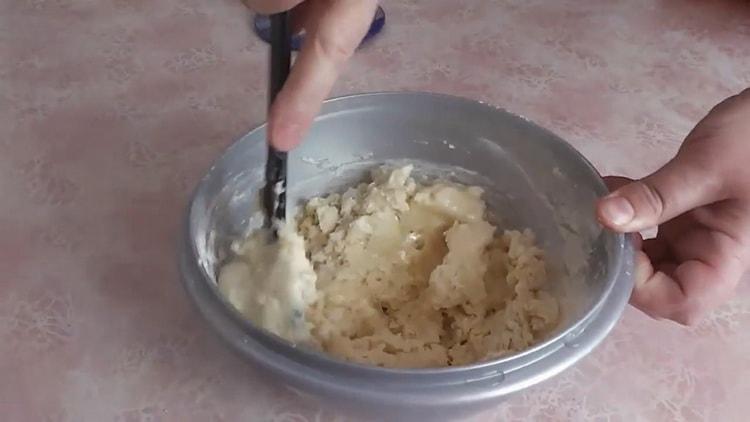 Um flache Kuchen auf Salzlake zu machen, kneten Sie den Teig