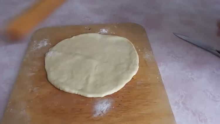 Sós lében sütött sütemény készítéséhez gördítsük ki a tésztát