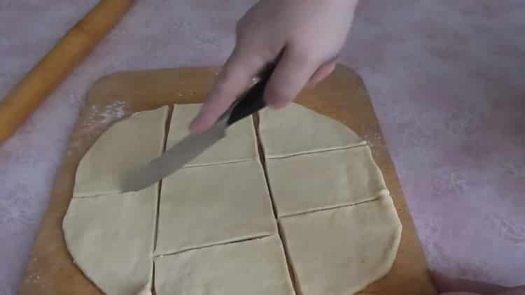 Για να φτιάξετε κομμένα κέικ σε άλμη, κόψτε τη ζύμη