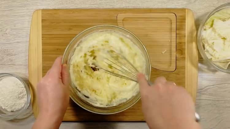Ha egy serpenyőben lapos süteményeket készít, keverje össze az összetevőket.