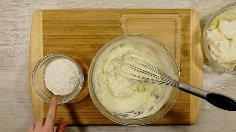 Fügen Sie Mehl hinzu, um flache Kuchen in einer Pfanne zu machen