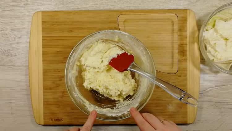 Per preparare torte piatte in una padella, mescolare gli ingredienti.