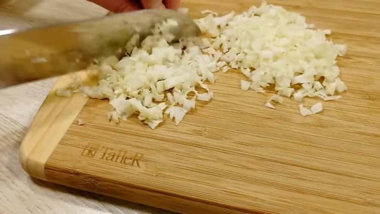 A serpenyőben tortilla készítéséhez aprítsa el a káposztát