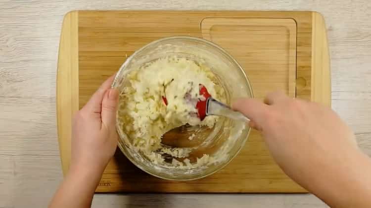 За да направите тортили в тиган, добавете зеле в тестото.