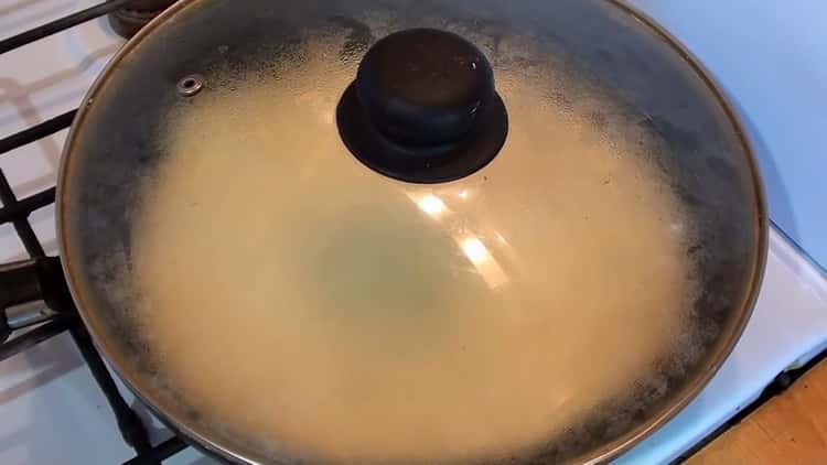 Hogyan lehet megtanulni, hogyan kell főzni finom süteményeket tejföllel egy serpenyőben