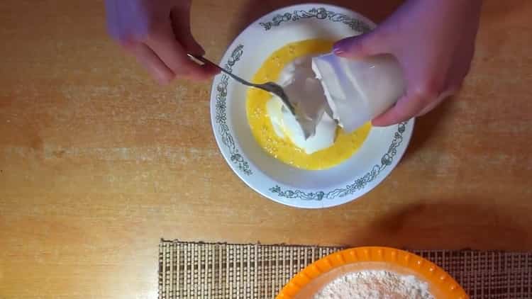 Mischen Sie die Zutaten, um saure Sahne-Kuchen zu machen