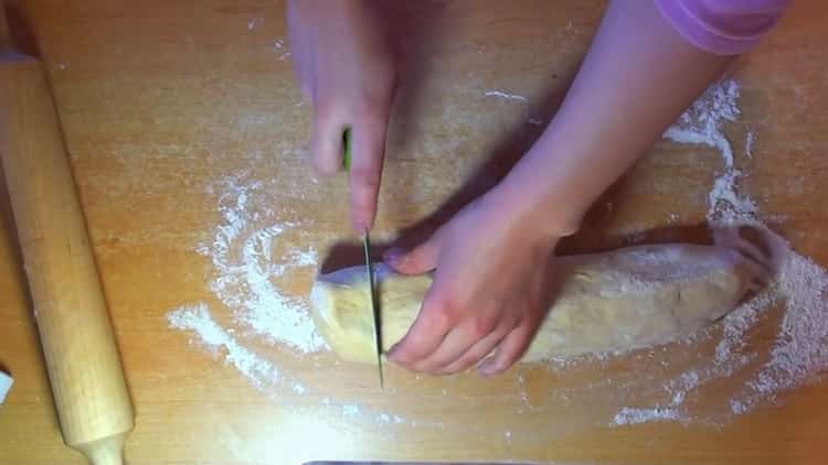 Pentru a face prăjituri plate pe smântână, rulați aluatul
