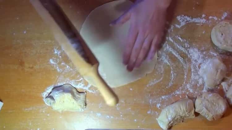 Für flache Kuchen mit saurer Sahne den Teig zu einer flachen Torte ausrollen