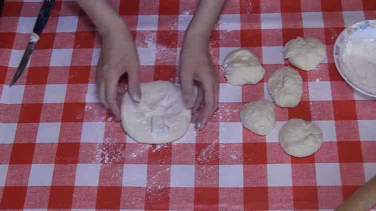 За да направите плоски питки с картофи, слепете продукта