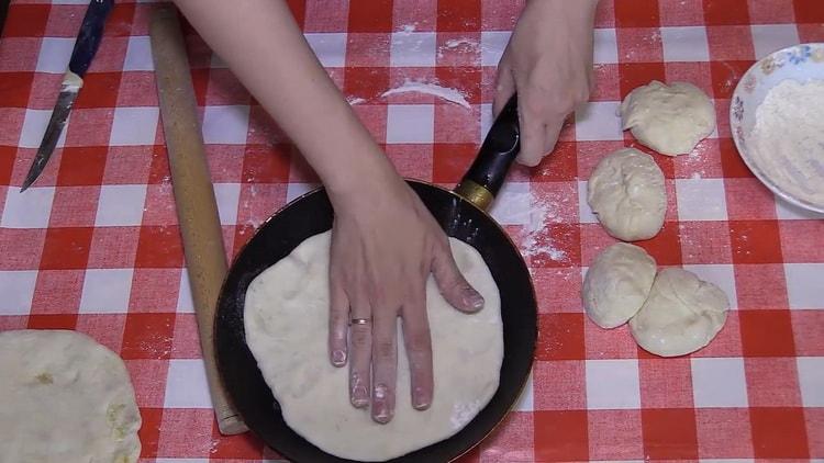 Ang mga pancakes na may patatas sa isang kawali: isang hakbang-hakbang na recipe na may mga larawan