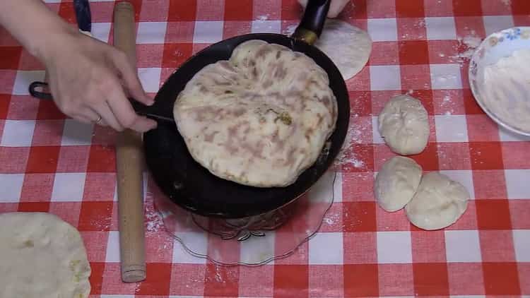 Wie man leckere Kuchen mit Kartoffeln in einer Pfanne kocht