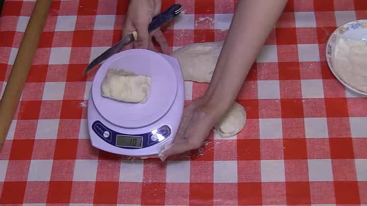لعمل كعك مسطحة مع البطاطس ، اقطع العجينة
