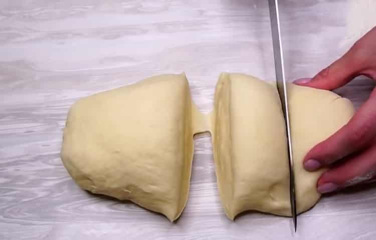 Um Käsekuchen im Ofen zuzubereiten, teilen Sie den Teig