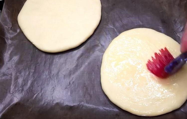 Annak érdekében, hogy sajt süteményeket készítsen a sütőben, olvassza meg a vajat