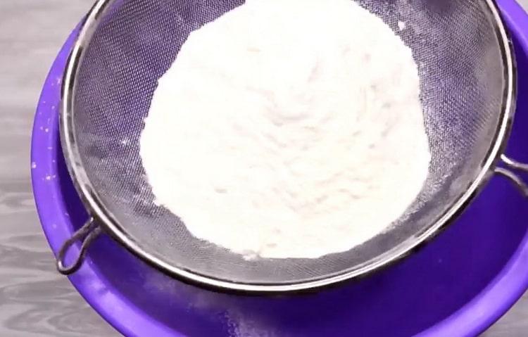 Szitálj lisztet sajttorta készítéséhez a kemencében