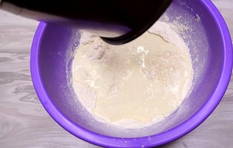 Per preparare le torte di formaggio al forno, aggiungi ingredienti liquidi
