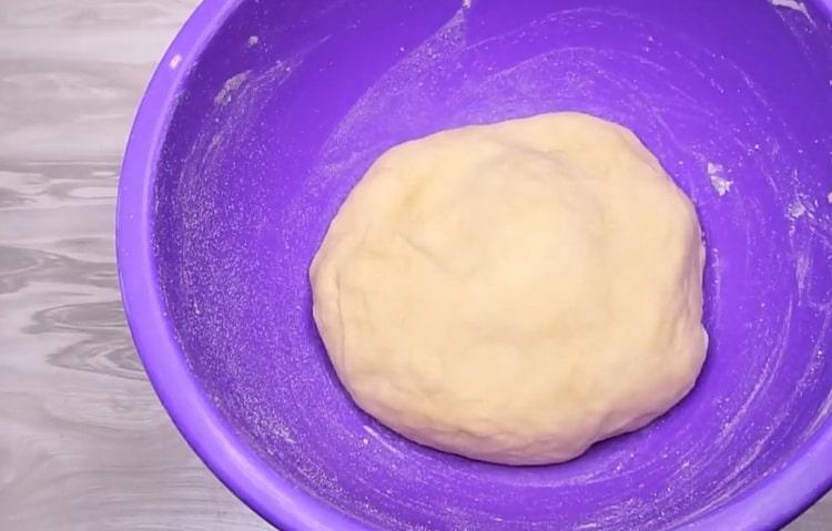 Um Käsekuchen im Ofen zuzubereiten, bereiten Sie die Zutaten für den Teig vor