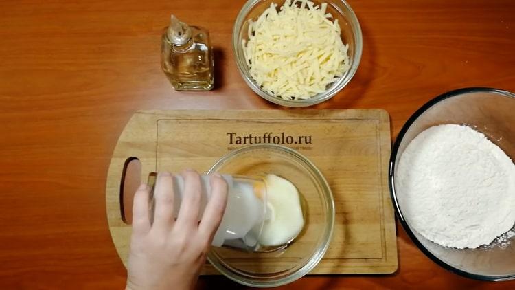 За да направите питки със сирене, смесете съставките