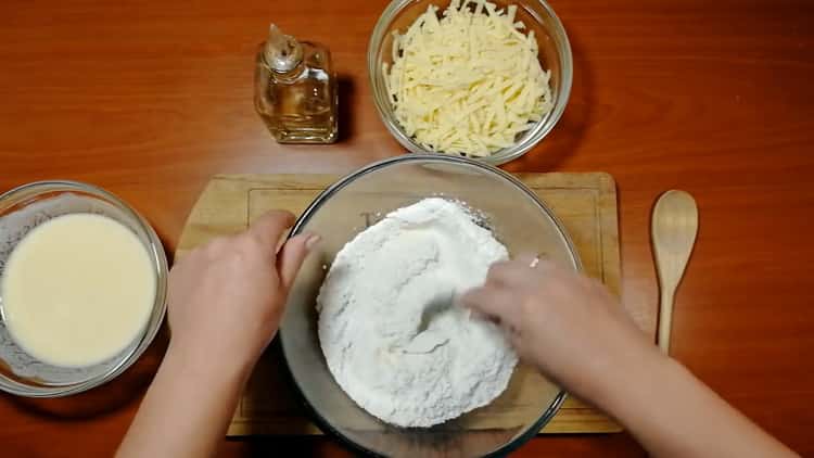 Setacciare la farina per fare le torte di formaggio