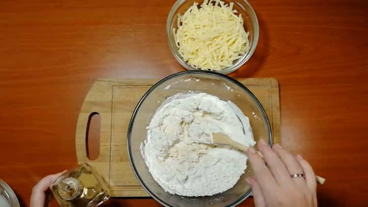 Per fare le torte di formaggio, mescola gli ingredienti per l'impasto.