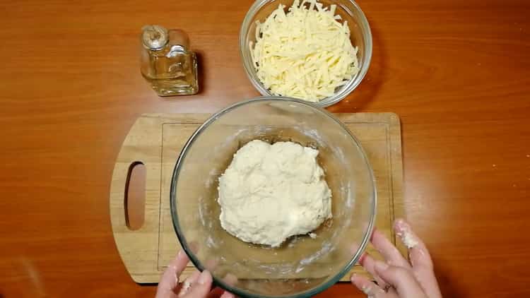 За да направите питки със сирене, омесете тестото