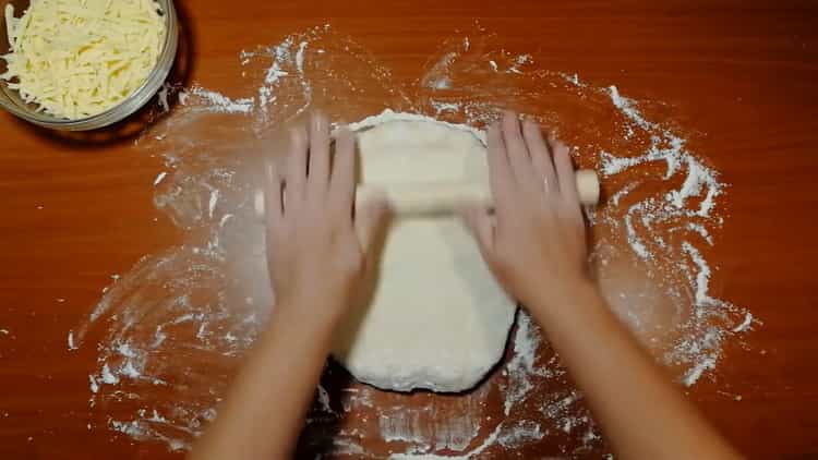 Για να κάνετε κέικ τυριού, ξεδιπλώστε τη ζύμη
