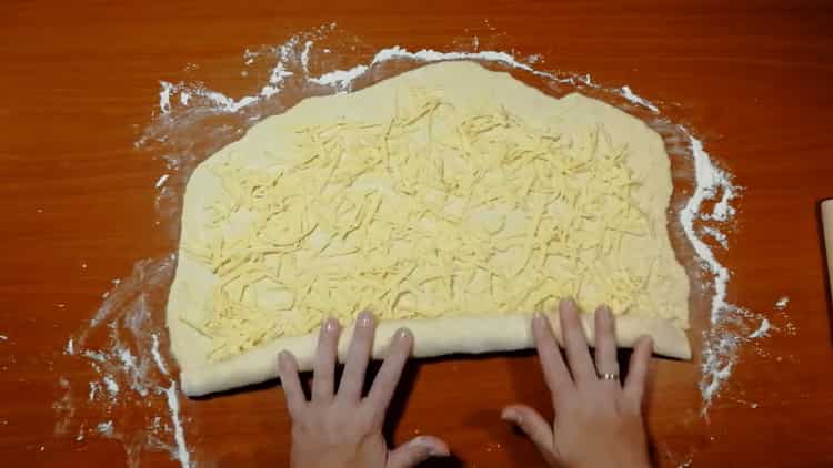 За да направите сирене торти, увийте тестото