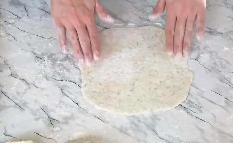 За да направите торти с извара, навийте питките