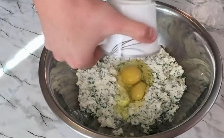 Um Kuchen mit Hüttenkäse zu backen, fügen Sie dem Hüttenkäse Eier hinzu