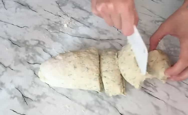 Για να κάνετε κέικ με τυρί cottage, κόψτε τη ζύμη