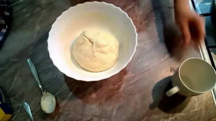 Um usbekische Kuchen im Ofen zuzubereiten, kneten Sie den Teig