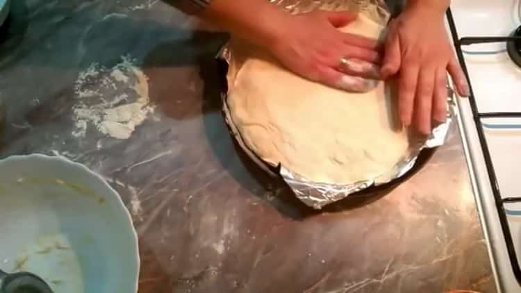 Bereiten Sie eine Form vor, um usbekische Kuchen im Ofen zuzubereiten