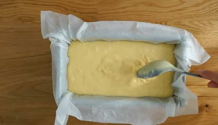 За да приготвите лимонов кекс, сложете тестото във формата