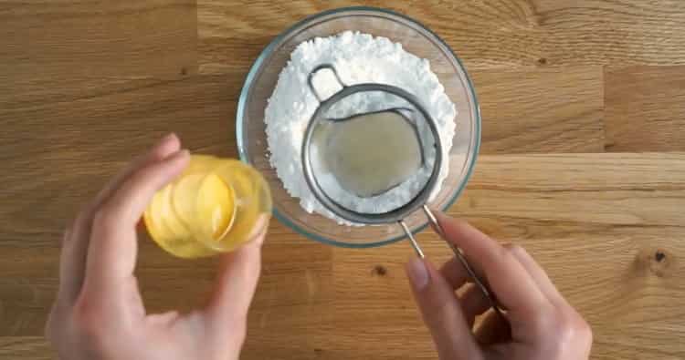 Preparare la glassa per la torta al limone.