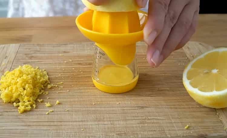 Πιέστε το χυμό λεμονιού για να φτιάξετε ένα κέικ λεμονιού
