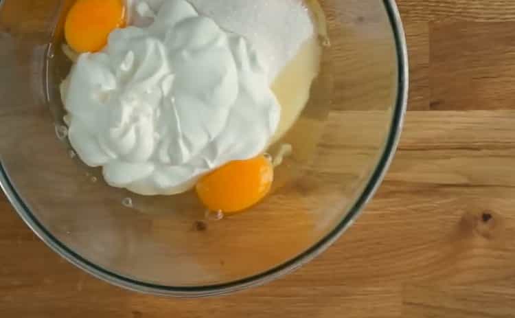 تخلط المكونات لكعكة الليمون.