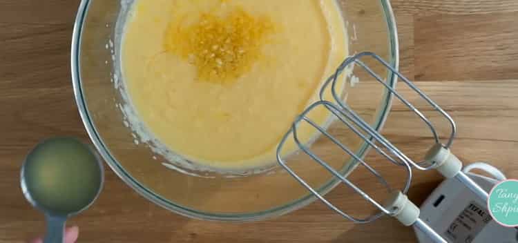 Machen Sie einen Teig, um einen Zitronenkuchen zu machen