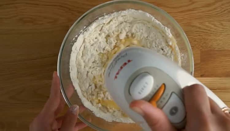 Κοσκινίστε το αλεύρι για να φτιάξετε το muffin λεμονιού